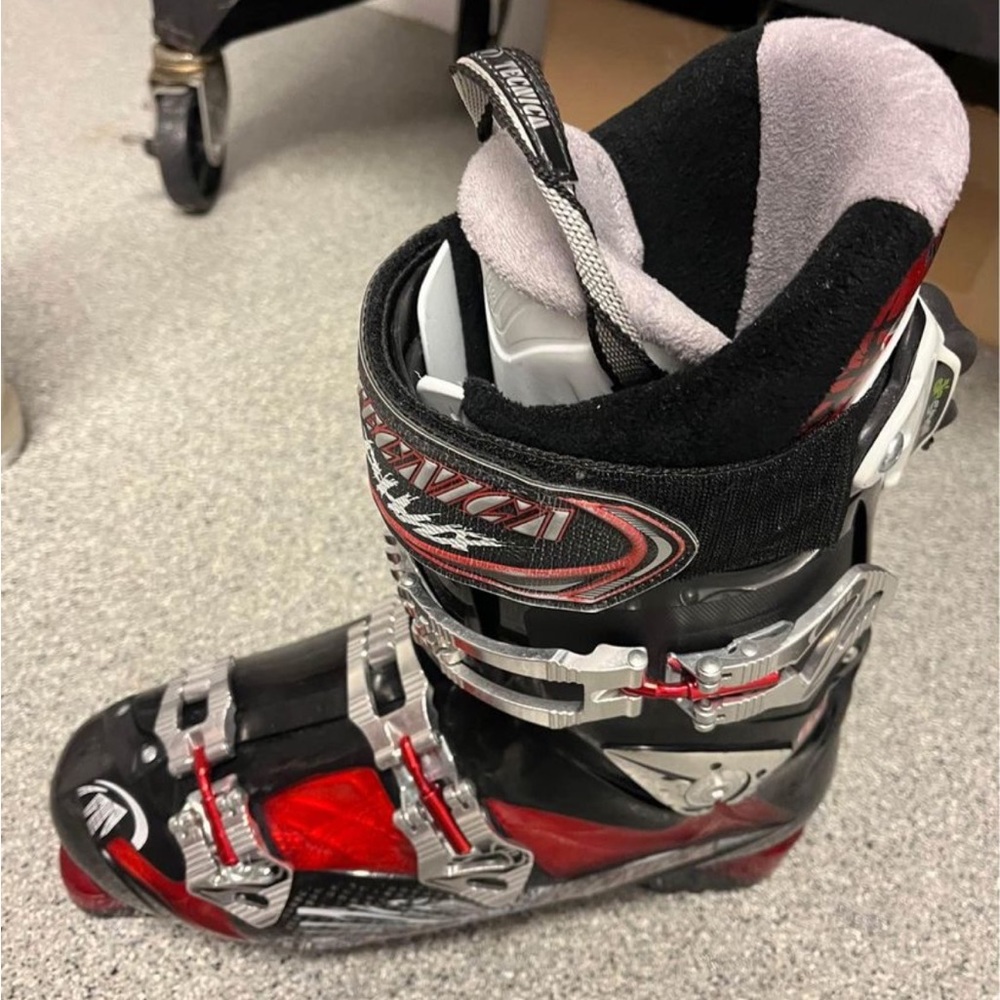 Men’s ski boots